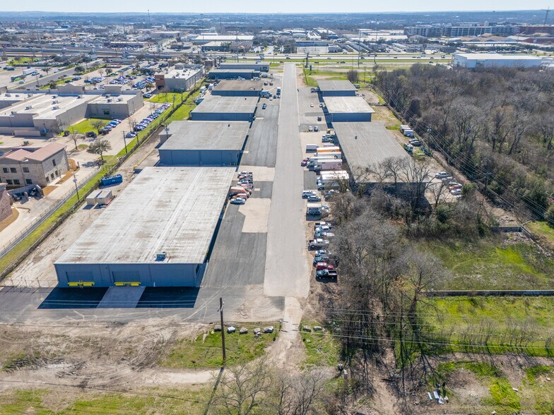 3910 Warehouse Row, Austin, TX à vendre - Photo du bâtiment - Image 2 de 40