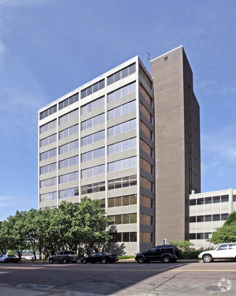 225-235 S Meramec Ave, Clayton, MO à louer - Photo du bâtiment - Image 2 de 17