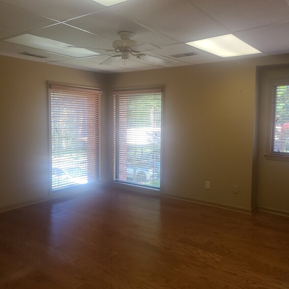 4735 Spottswood Ave, Memphis, TN for lease - Interior Photo - Image 3 of 33