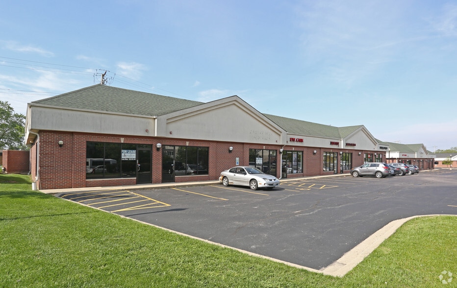 104-128 Eastgate Dr, Algonquin, IL for lease - Building Photo - Image 1 of 4