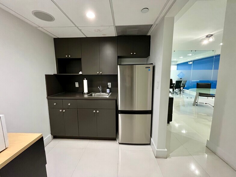 2030 S Douglas Rd, Coral Gables, FL à vendre - Photo intérieure - Image 2 de 18