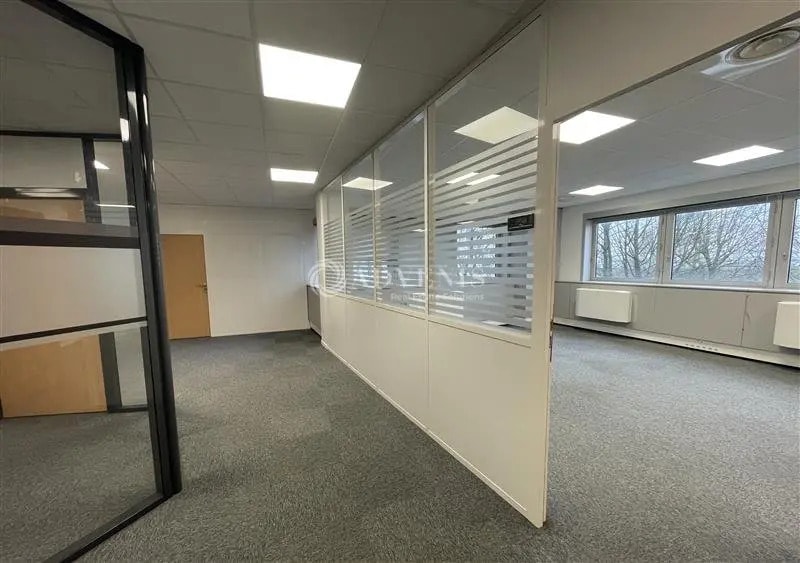 Office in Tremblay-en-France for lease - Building Photo - Image 3 of 7