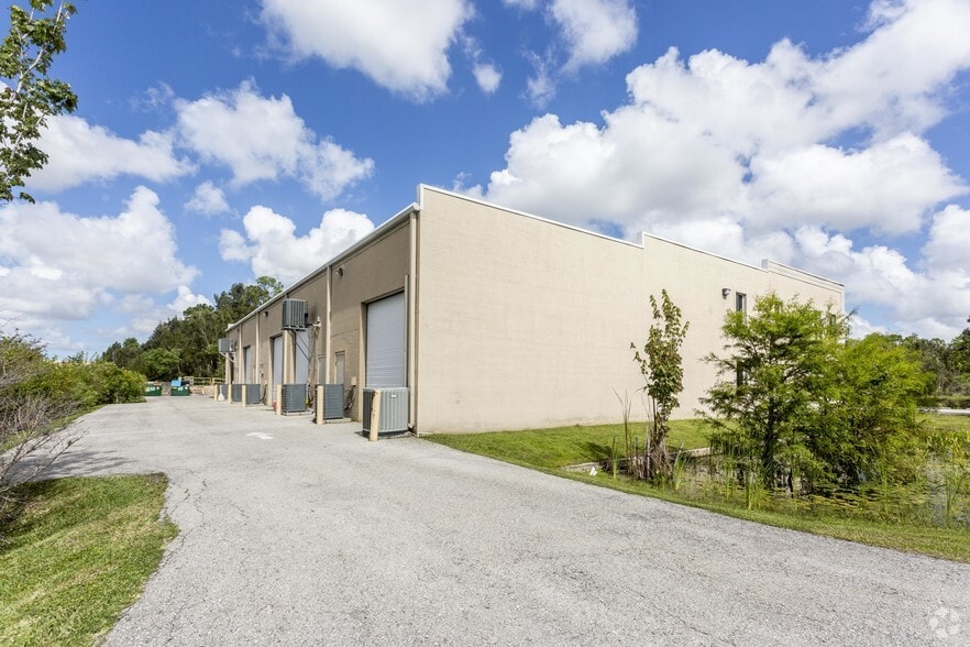 13720 Jetport Commerce Pky, Fort Myers, FL à louer - Photo du bâtiment - Image 2 de 3