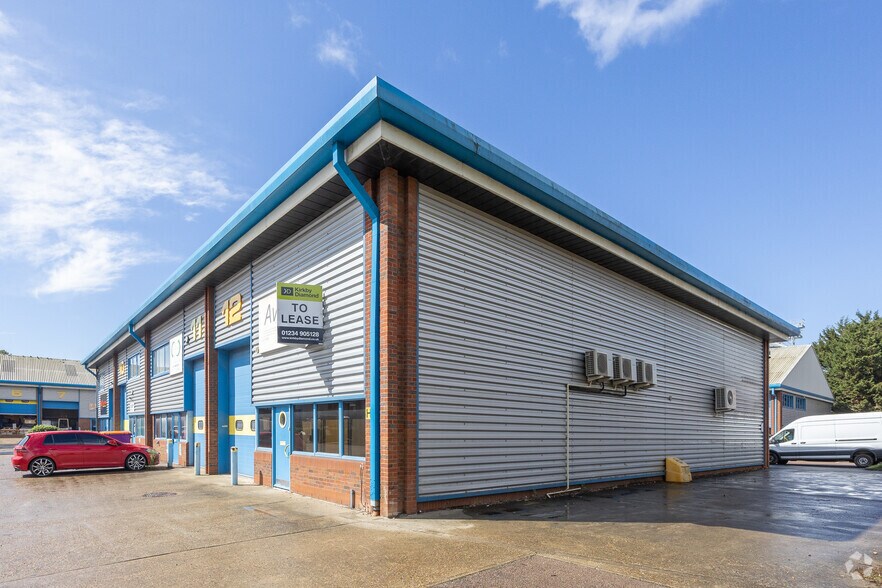 Mile Rd, Bedford à louer - Photo du bâtiment - Image 3 de 3