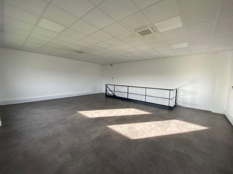 Flex in Saint-Priest for lease - Building Photo - Image 3 of 9