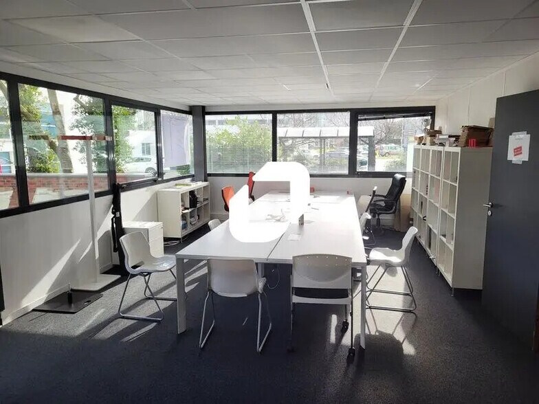 Office in Mérignac for lease - Interior Photo - Image 2 of 10
