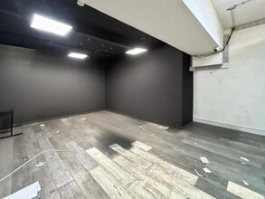 Retail in Paris for lease Building Photo- Image 2 of 4