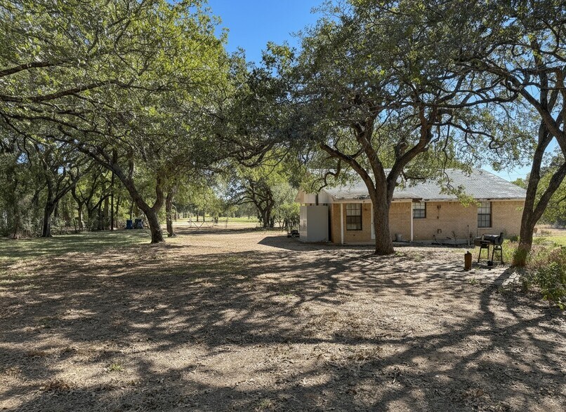 2301 Moseley Rd, Cross Roads, TX à vendre - Photo du bâtiment - Image 3 de 9