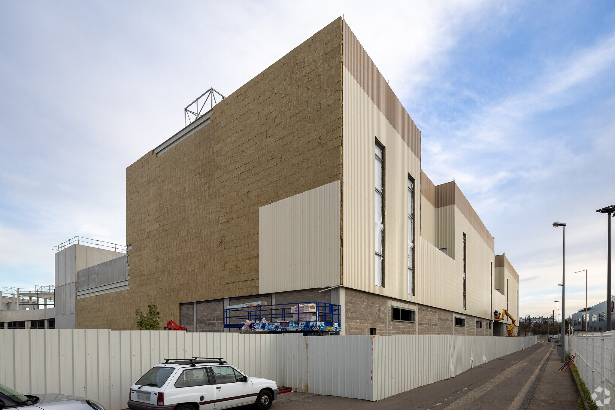 5 Rue Louis Blanc, Vénissieux for lease Primary Photo- Image 1 of 3
