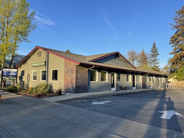 725 NE 7th St, Grants Pass, OR à vendre - Photo principale - Image 1 de 7