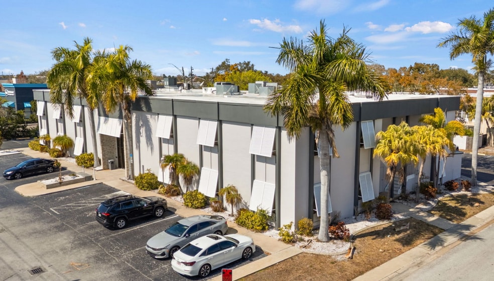 2700 E Bay Dr, Largo, FL à vendre - Photo du bâtiment - Image 1 de 12