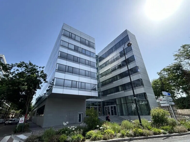 1 Place Renault, Rueil-Malmaison à louer - Photo du bâtiment - Image 2 de 14
