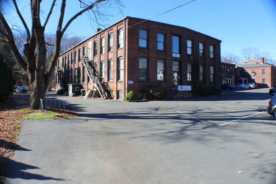 320 Riverside Dr, Florence, MA à vendre - Photo du bâtiment - Image 2 de 72