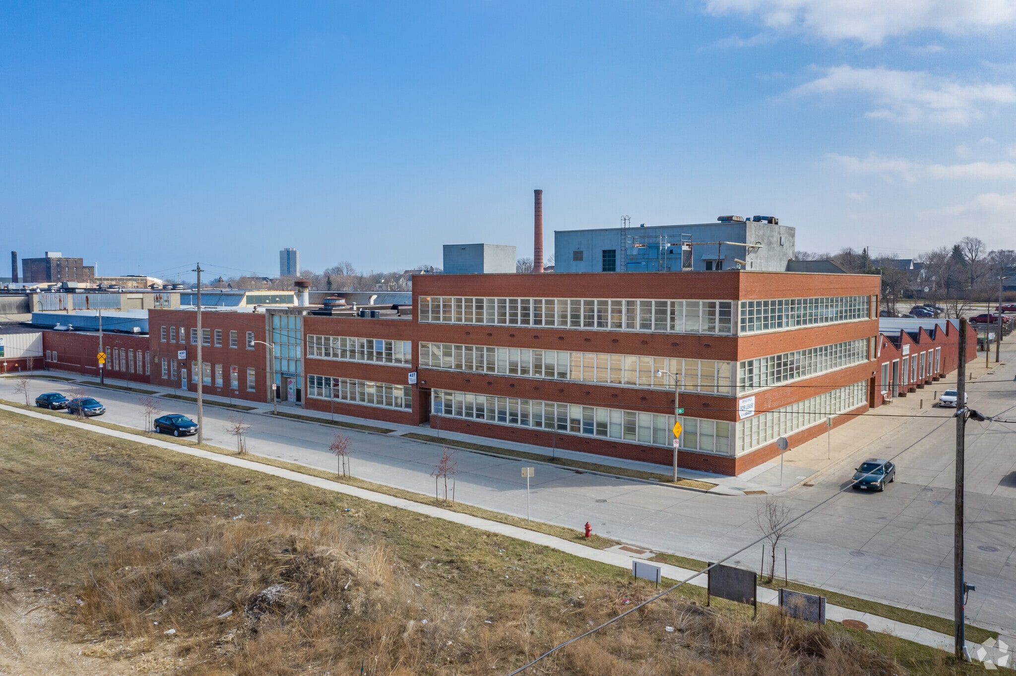 427-433 E Stewart St, Milwaukee, WI for lease Building Photo- Image 1 of 9