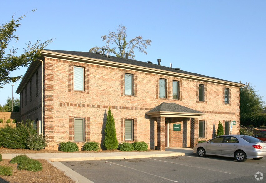 1905 J N Pease Pl, Charlotte, NC à vendre - Photo du bâtiment - Image 2 de 18
