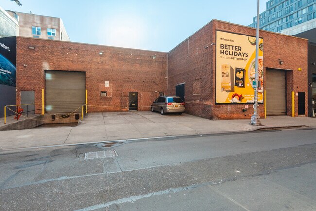 Plus de détails pour 305 Kent Ave, Brooklyn, NY - Commerce de détail à louer