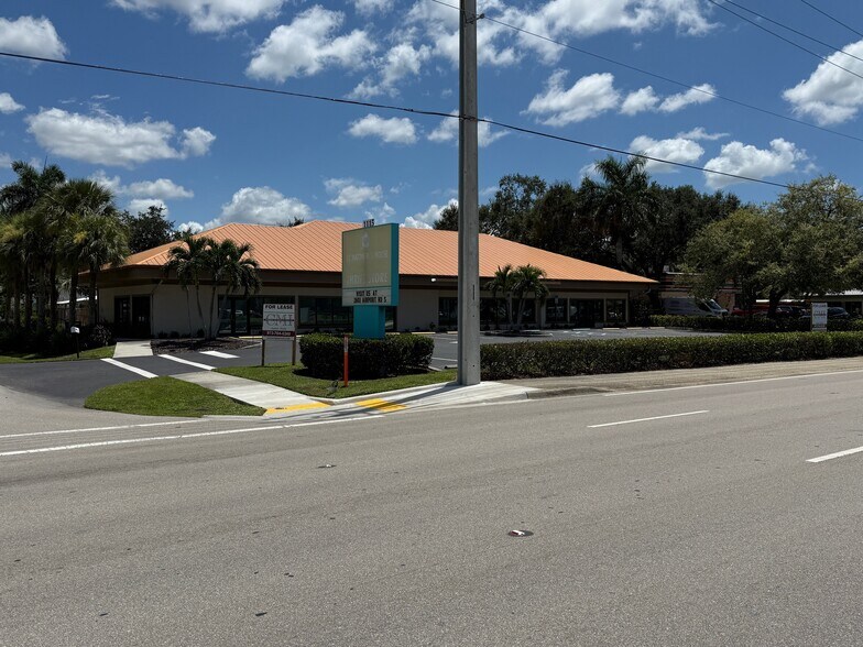 1115 Airport Pulling Rd, Naples, FL à louer - Photo du bâtiment - Image 2 de 7