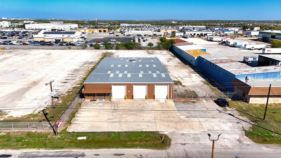 5725 Dietrich Rd, San Antonio, TX à louer - Photo du bâtiment - Image 2 de 4