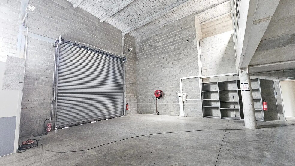 Flex dans Crosne à louer - Photo du bâtiment - Image 3 de 11