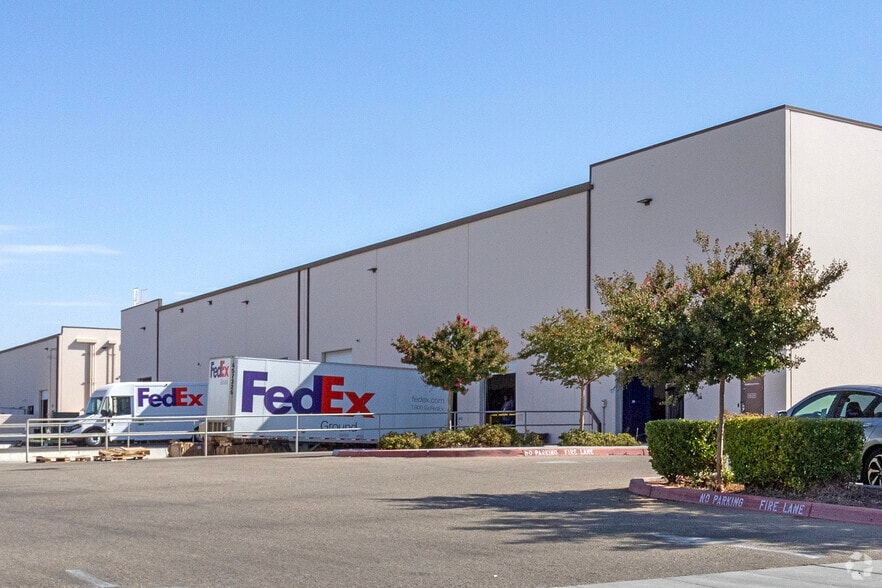 651 N Armstrong Ave, Fresno, CA à louer - Photo du bâtiment - Image 2 de 3
