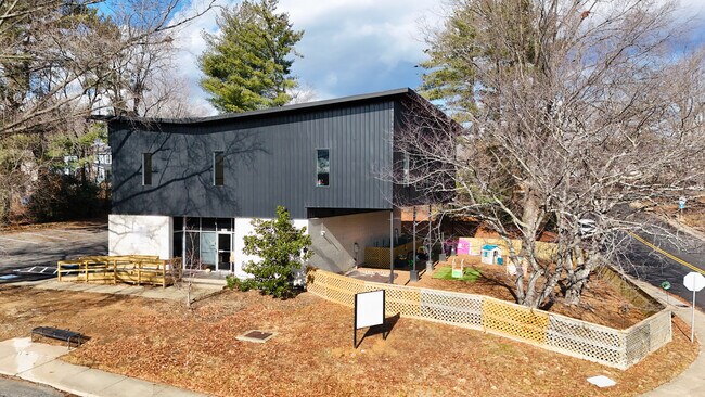 Plus de détails pour 2363 Commonwealth Dr, Charlottesville, VA - Commerce de détail à vendre