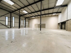 Avenue Jeanne Garnerin, Wissous for lease Interior Photo- Image 1 of 8