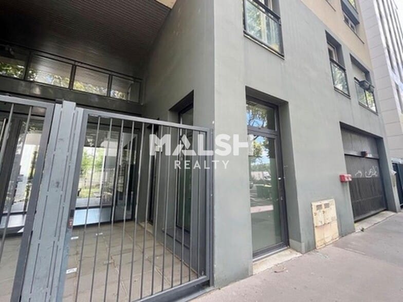Office in Lyon for lease - Building Photo - Image 1 of 10