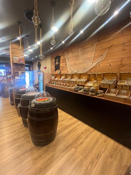 Retail in Cáceres for lease - Building Photo - Image 3 of 10