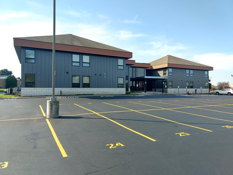 200 & 300 White Spruce Blvd portfolio of 2 properties for sale on LoopNet.ca - Building Photo - Image 2 of 5