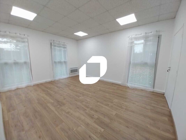Office in Trappes for lease - Interior Photo - Image 2 of 8