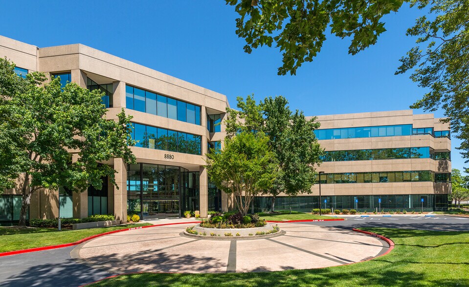 8880 Cal Center Dr, Sacramento, CA à louer - Photo du bâtiment - Image 1 de 14