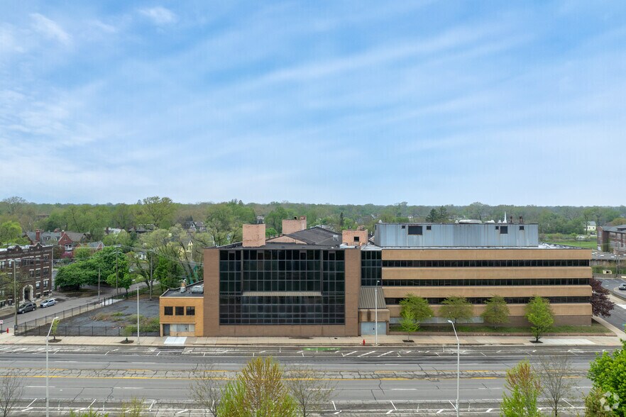 8701-8735 E Jefferson Ave, Detroit, MI à vendre - Photo du bâtiment - Image 3 de 20