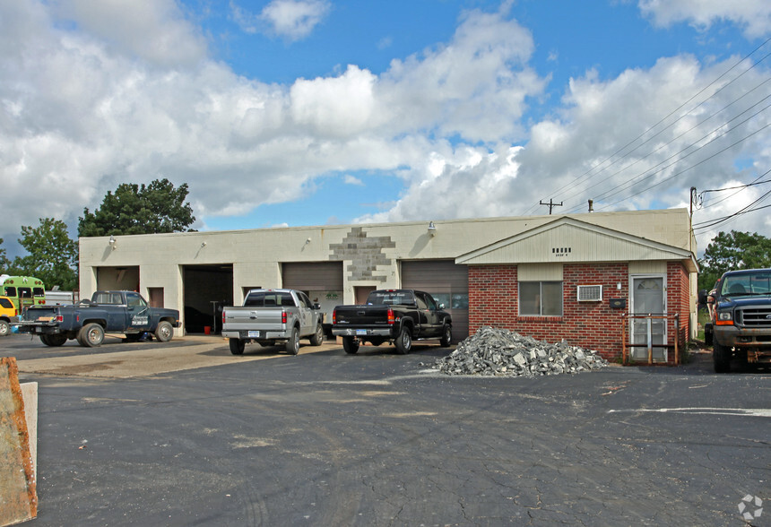 41980 Ann Arbor Rd, Plymouth, MI à vendre - Photo principale - Image 1 de 1