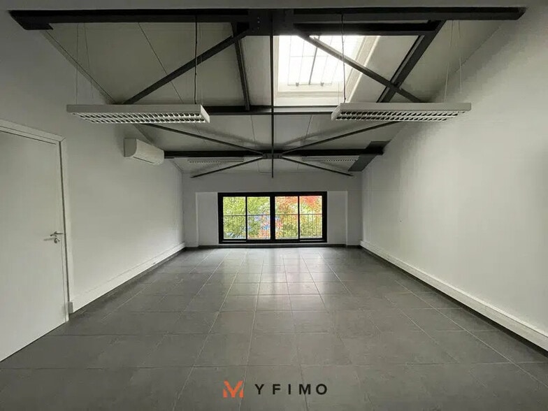Office in Chambourcy for lease - Interior Photo - Image 2 of 6
