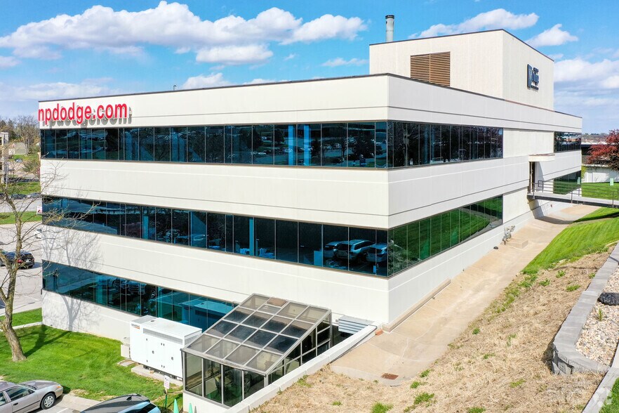 8701 W Dodge Rd, Omaha, NE à louer - Photo du bâtiment - Image 3 de 7