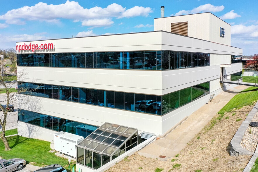 8701 W Dodge Rd, Omaha, NE à louer - Photo du bâtiment - Image 3 de 7