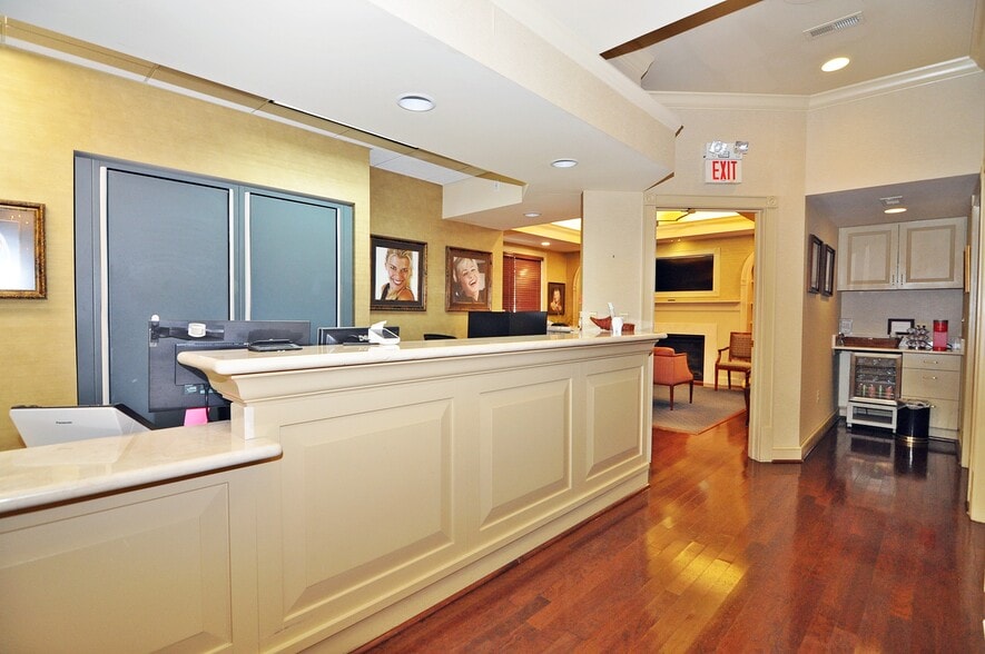 10614 Warwick Ave, Fairfax, VA for lease - Building Photo - Image 3 of 18