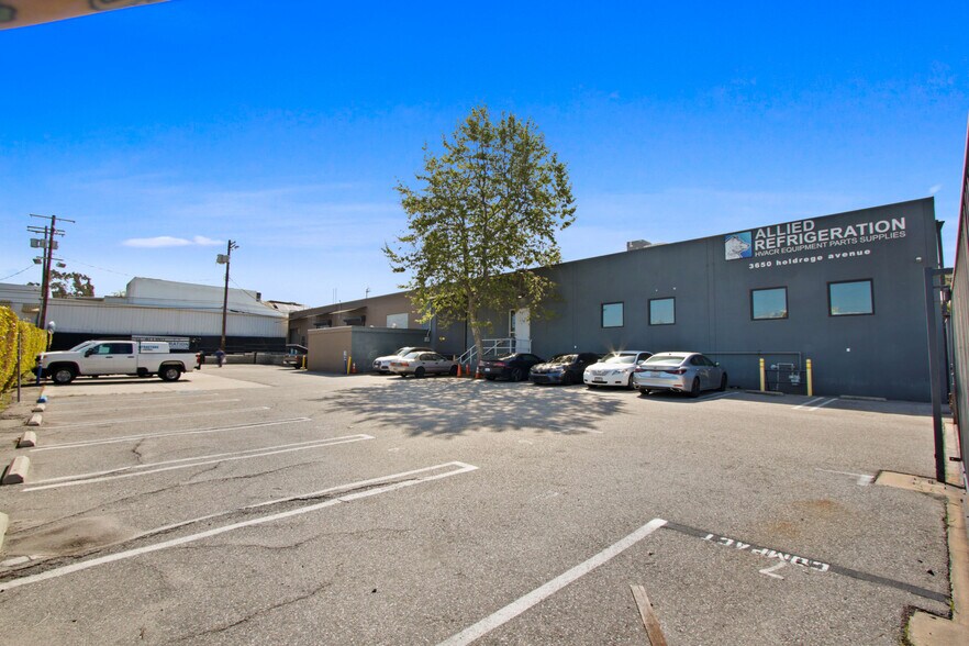 3650 S Holdrege Ave, Los Angeles, CA à louer - Photo du bâtiment - Image 2 de 14
