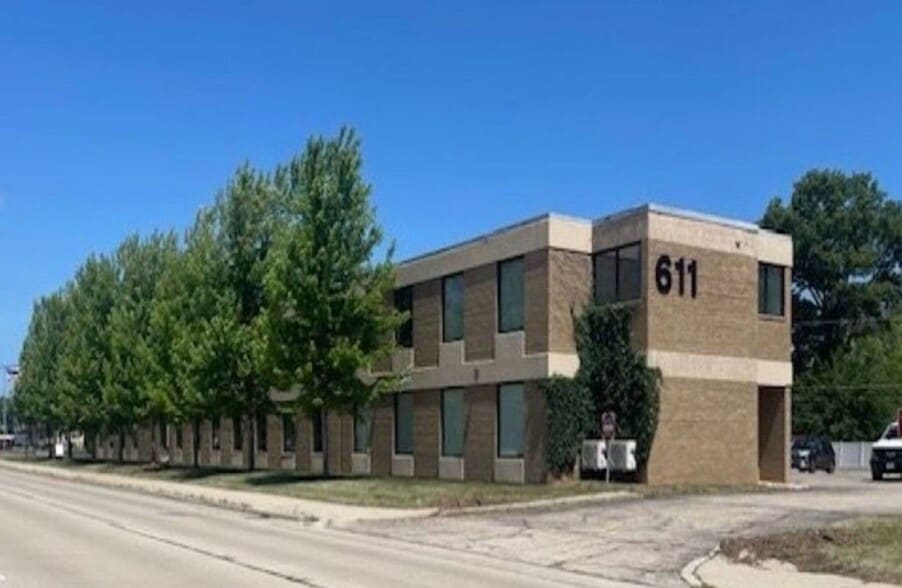 611 E Main St, East Dundee, IL for lease - Building Photo - Image 1 of 6
