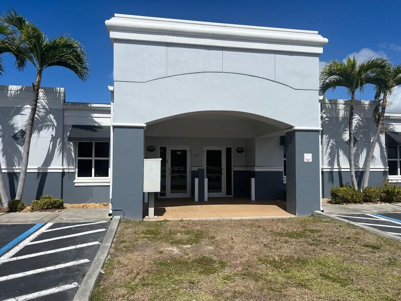 3443 Hancock Bridge Pky, North Fort Myers, FL à louer - Photo du bâtiment - Image 2 de 3