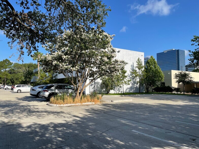 3707 Westcenter Dr, Houston, TX à louer - Photo du bâtiment - Image 3 de 31