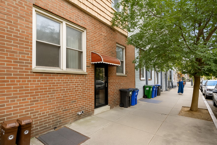 196 Nassau Ave, Brooklyn, NY à vendre - Photo principale - Image 2 de 10