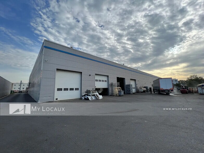 Industrial in Pierrelaye for lease - Building Photo - Image 1 of 8