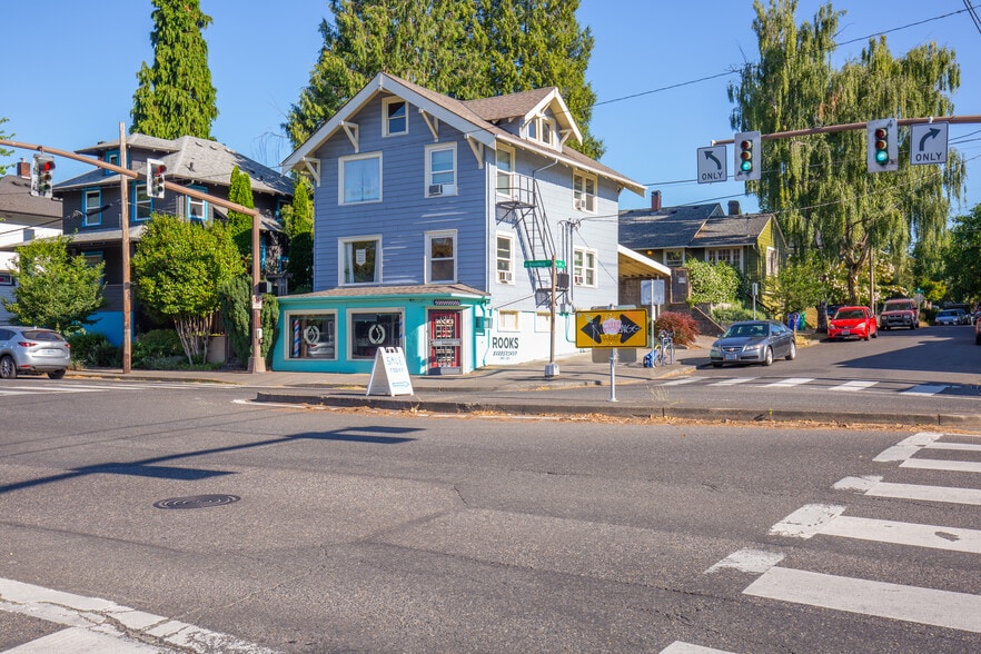 2931-2935 NE Broadway St, Portland, OR for lease - Building Photo - Image 3 of 16