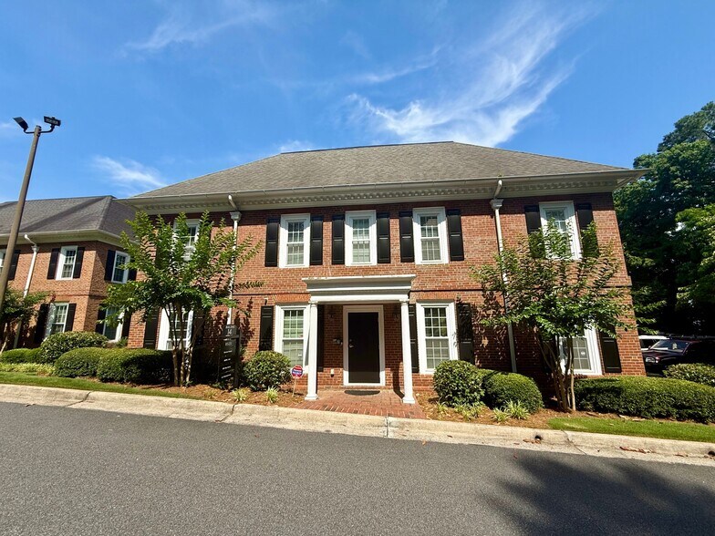 8525 Dunwoody Pl, Atlanta, GA à vendre - Photo du bâtiment - Image 3 de 9