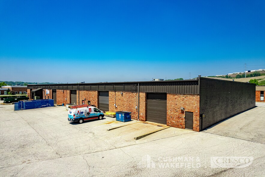 6111 Carey Dr, Valley View, OH à vendre - Photo du bâtiment - Image 2 de 9