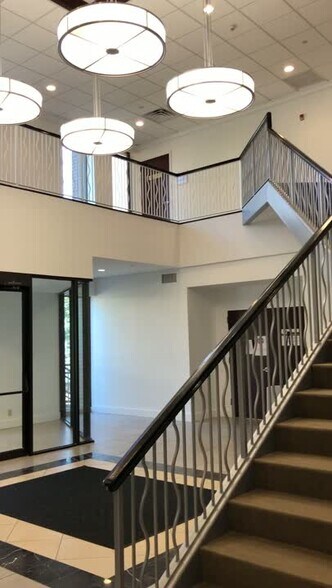 30 Buxton Farm Rd, Stamford, CT à louer - Vidéo sur l’inscription commerciale - Image 2 de 17