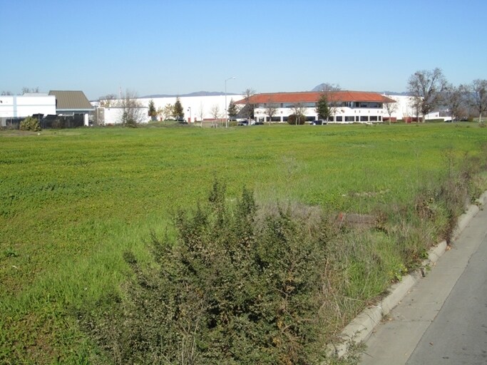 2300 Bert Dr, Hollister, CA à louer - Photo du bâtiment - Image 3 de 13