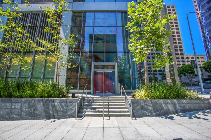 900 Wilshire Blvd, Los Angeles, CA à louer - Photo du bâtiment - Image 3 de 11