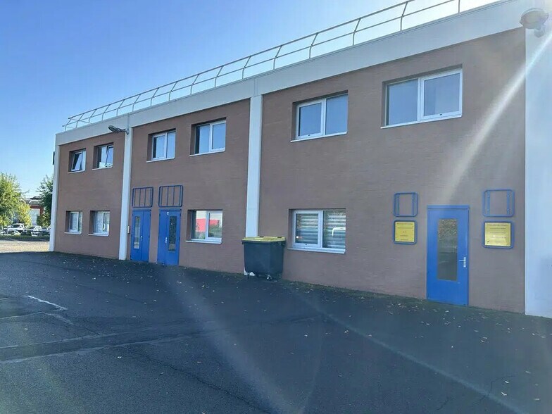 Office in SAINT-OUEN-L'AUMONE for lease - Building Photo - Image 1 of 7